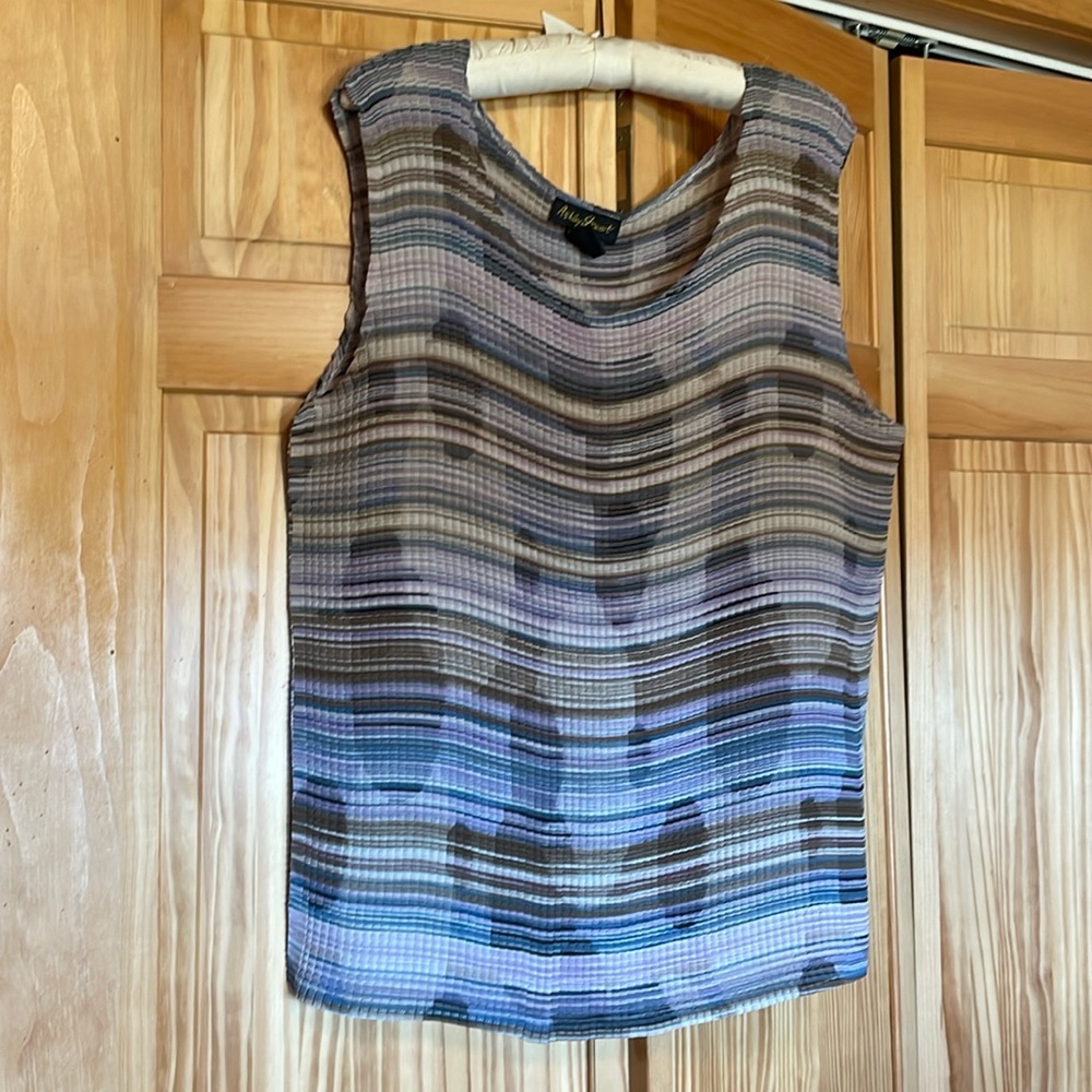 Abstract shell top